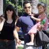 Cash Warren et sa fille Honor lors d'une balade avec la nounou près d'un parc de Los Angeles le 16 aril 2011