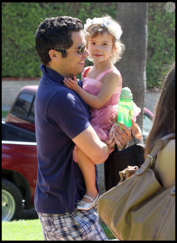 Cash Warren et sa fille Honor lors d'une balade avec la nounou près d'un parc de Los Angeles le 16 aril 2011