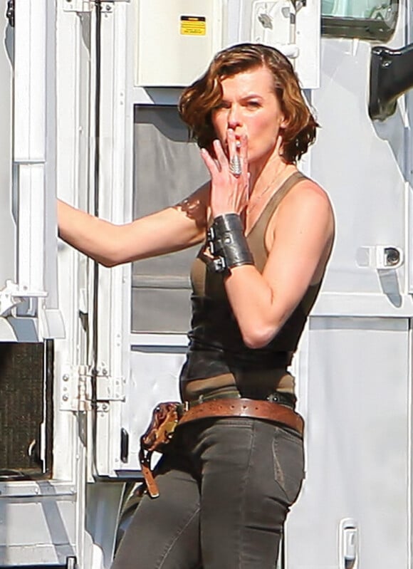 Milla Jovovich ne se refuse pas une cigarette sur le tournage de Bad Luck à Los Angeles le 10 avril 2011