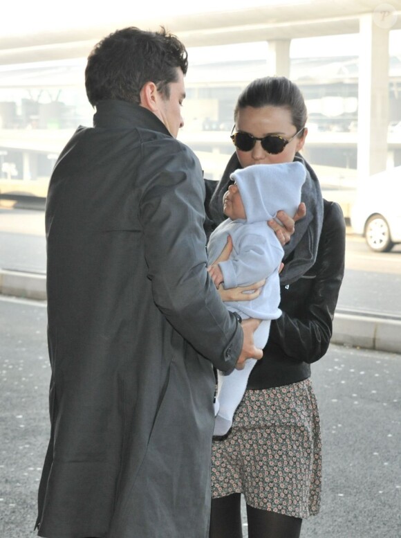 Miranda Kerr, Orlando Bloom et leur fils Flynn à Paris le 5 mars 2011