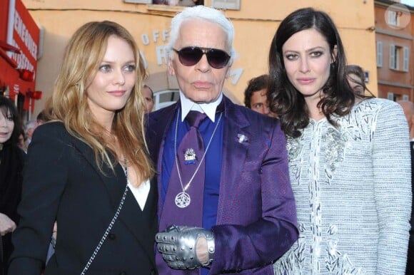 Depuis toujours Karl Lagerfeld sait s'entourer... Anna Mouglalis et Vanessa Paradis sont d'ailleurs souvent à ses côtés. Saint-Tropez, 11 mai 2010