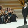 Karl Lagerfeld est une figure incontournable dans le milieu de la couture. A chacune de ses apparitions, il est acclamé par la foule.Paris, 5 octobre 2010