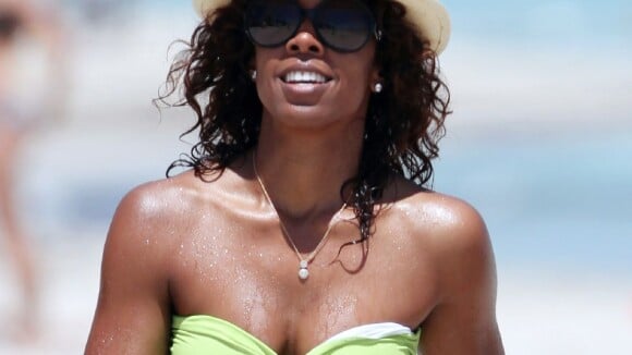 Kelly Rowland plus sexy que jamais, entre plage dorée et baignades !