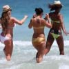 Kelly Rowland s'amuse dans les eaux turquoises de l'Atlantique avec ses copines. La chanteuse prend du bon temps mais toujours avec classe ! Miami, 4 avril 2011