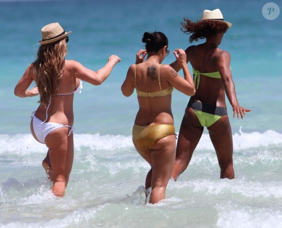Kelly Rowland s'amuse dans les eaux turquoises de l'Atlantique avec ses copines. La chanteuse prend du bon temps mais toujours avec classe ! Miami, 4 avril 2011