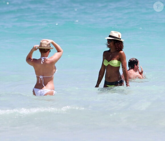 En attendant la sortie de son album, Kelly Rowland barbotte avec ses copines ! Miami, 4 avril 2011