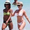 Kelly Rowland a trouvé LE maillot de bain qui avantage sa silhouette... On veut toutes cet ensemble bandeau vert et bas bi-colore ! Miami, 4 avril 2011
