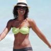 Chapeau et lunettes mouches... Kelly Rowland a le look parfait pour frimer sur la plage ! Miami, 4 avril 2011