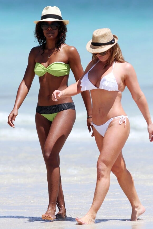 Une petite marche sur la plage avec une copine... Rien de tel pour garder la forme ! Miami, 4 avril 2011