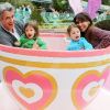 Dermot Mulroney avec son épouse Tharita et leurs filles Mabel et Sally chez Disneyland à Los Angeles le 18 avril 2011