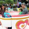 Dermot Mulroney avec son épouse Tharita et leurs filles Mabel et Sally chez Disneyland à Los Angeles le 18 avril 2011