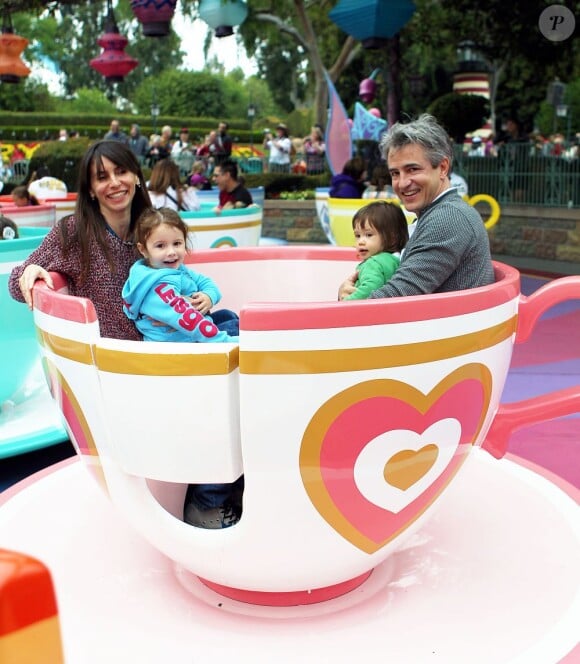 Dermot Mulroney avec son épouse Tharita et leurs filles Mabel et Sally chez Disneyland à Los Angeles le 18 avril 2011