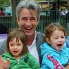 Dermot Mulroney s'éclate avec ses filles Mabel et Sally chez Disneyland à Los Angeles le 18 avril 2011