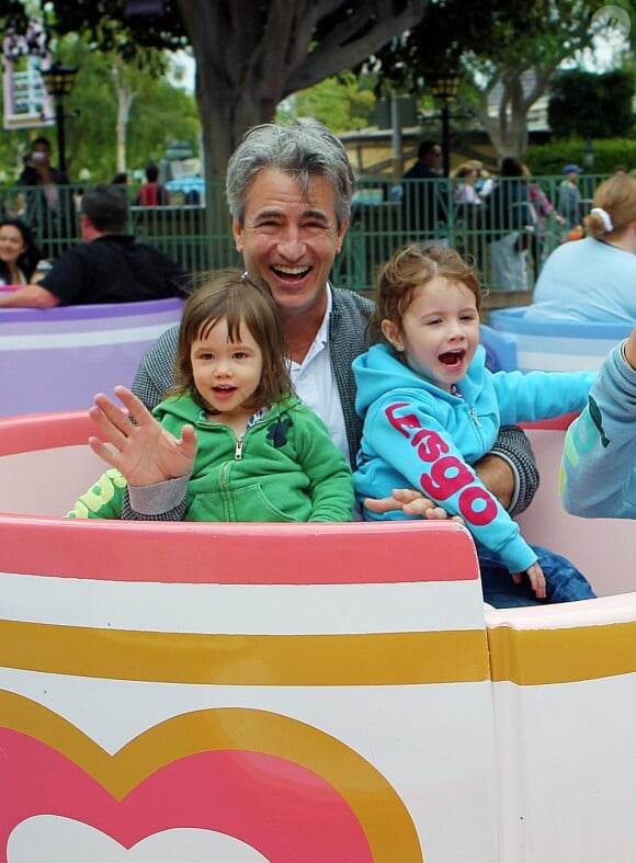 Dermot Mulroney s'éclate avec ses filles Mabel et Sally chez Disneyland à Los Angeles le 18 avril 2011