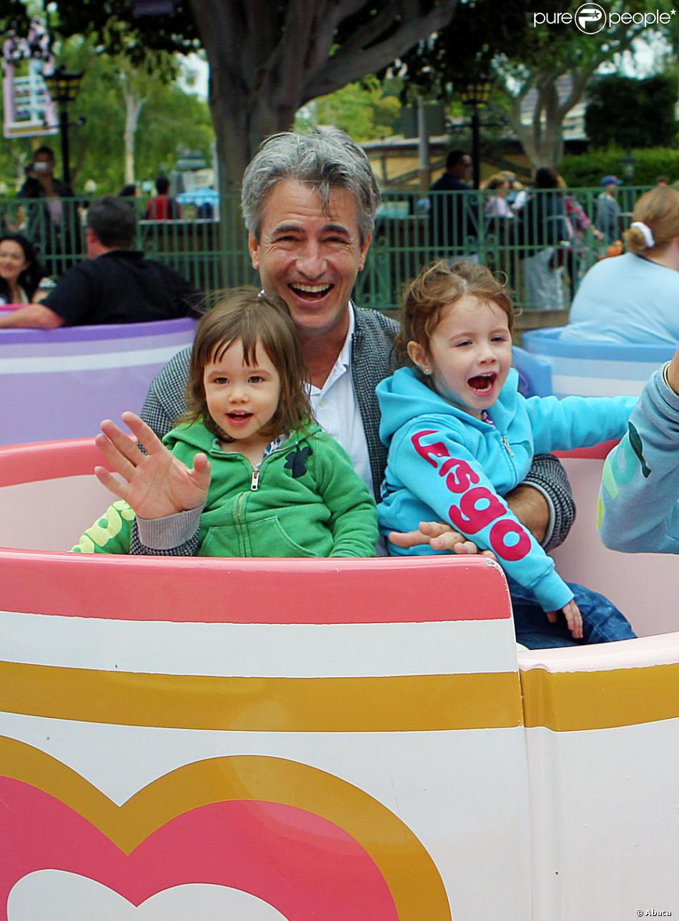 Dermot Mulroney s'éclate avec ses filles Mabel et Sally chez Disneyland