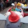 Dermot Mulroney entraîne ses filles Mabel et Sally dans Dumbo chez Disneyland à Los Angeles le 18 avril 2011