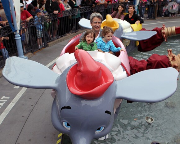 Dermot Mulroney entraîne ses filles Mabel et Sally dans Dumbo chez Disneyland à Los Angeles le 18 avril 2011