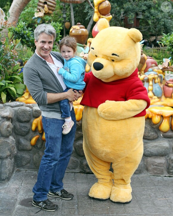 Dermot Mulroney pose avec sa fille Sally chez Disneyland à Los Angeles le 18 avril 2011