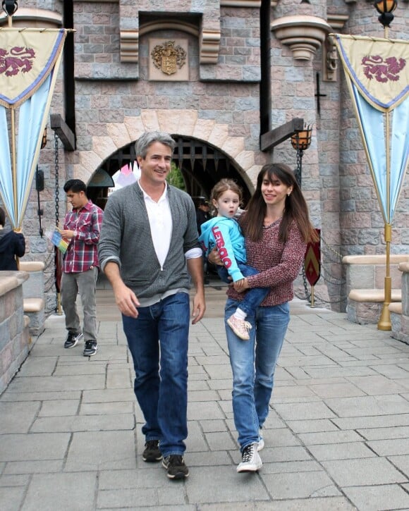 Dermot Mulroney en compagnie de son épouse Tharita et de sa fille Sally chez Disneyland à Los Angeles le 18 avril 2011
