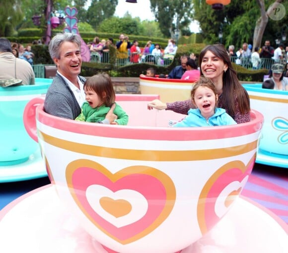 Dermot Mulroney passe un vrai moment de bonheur avec son épouse Tharita et leurs filles Mabel et Sally chez Disneyland à Los Angeles le 18 avril 2011