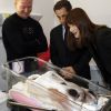 Carla Bruni et Nicolas sarkozy à une maternité en banlieue parisienne
