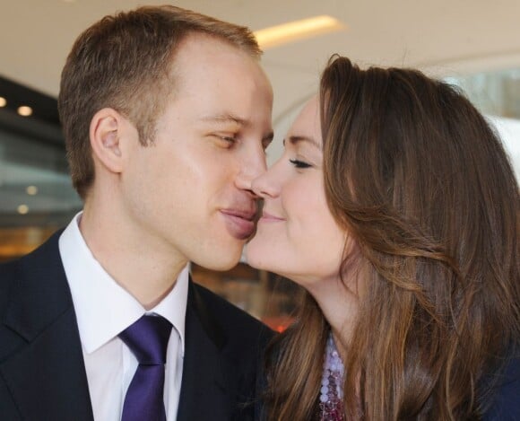 Les sosies du Prince William et de Kate Middleton présentent la Mini Cooper Swarovski, dans un centre commercial de Londres, le 23 avril 2011
