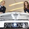 Les sosies du Prince William et de Kate Middleton présentent la Mini Cooper Swarovski, dans un centre commercial de Londres, le 23 avril 2011