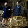 Les sosies du Prince William et de Kate Middleton présentent la navette plaquée or dans un grand huit, Alton Towers, à Staffordshire, le 24 avril 2011