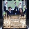 Les sosies du Prince William et de Kate Middleton présentent la navette plaquée or dans un grand huit, Alton Towers, à Staffordshire, le 24 avril 2011