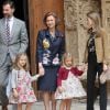 Letizia et Felipe d'Espagne, entourés de Sofia d'Espagne et de leurs enfants lors de la messe de Pâques célébrée à Palma de Majorque le 24 avril 2011
