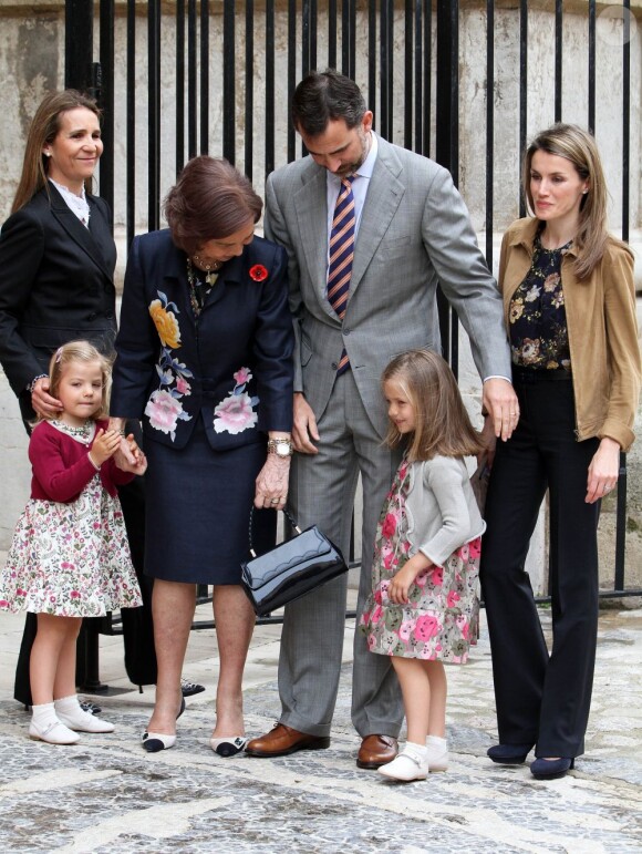 Letizia et Felipe d'Espagne, entourés de Sofia d'Espagne et de leurs enfants lors de la messe de Pâques célébrée à Palma de Majorque le 24 avril 2011