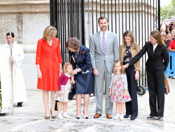 Letizia et Felipe d'Espagne, entourés de Sofia d'Espagne, des princesses Elena et Cristina ainsi que de leurs enfants lors de la messe de Pâques célébrée à Palma de Majorque le 24 avril 2011