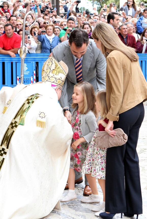 Leonor et Sofia d'Espagne ont fait sensation lors de la messe de Pâques célébrée à Palma de Majorque le 24 avril 2011 