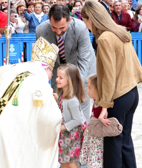 Leonor et Sofia d'Espagne ont fait sensation lors de la messe de Pâques célébrée à Palma de Majorque le 24 avril 2011 