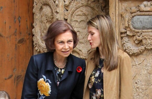 Letizia d'Espagne et sa belle-mère Sofia d'Espagne lors de la messe de Pâques à Palma de Majorque le 24 avril 2011