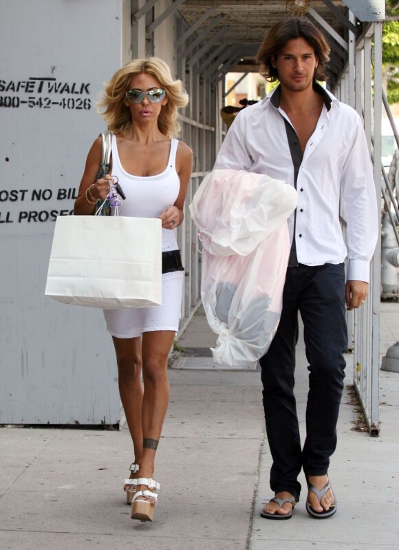 Shauna Sand et son ex-mari Laurent font du shopping à Beverly Hill, le 22 avril 2011
