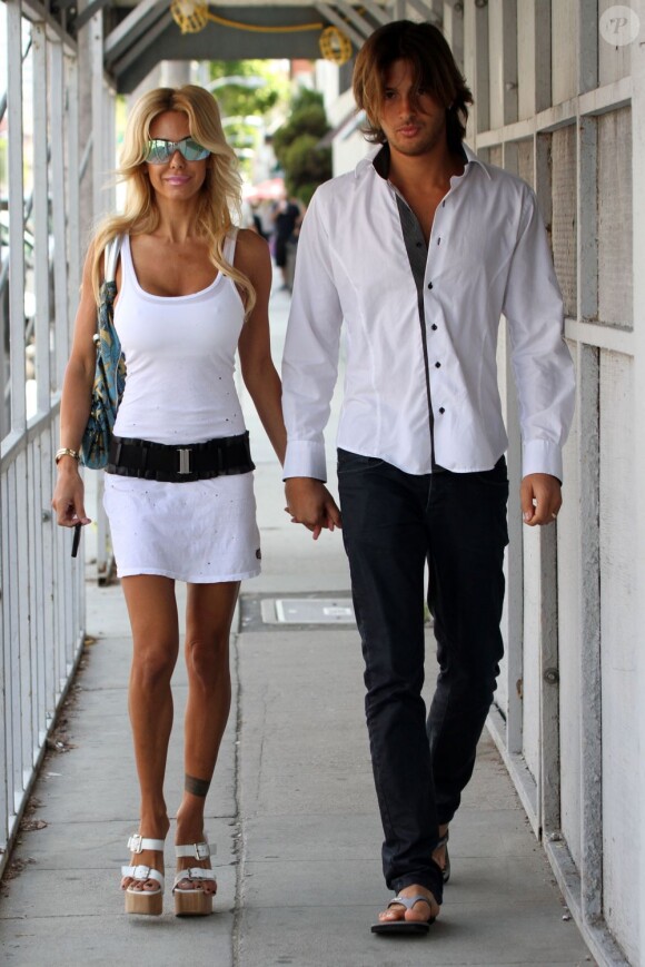 Shauna Sand et son ex-mari Laurent font du shopping à Beverly Hill, le 22 avril 2011