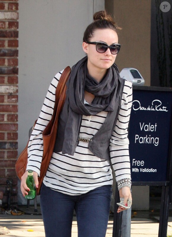 Olivia Wilde ravissante et décontractée pour faire ses courses à L.A le 19 avril 2011.