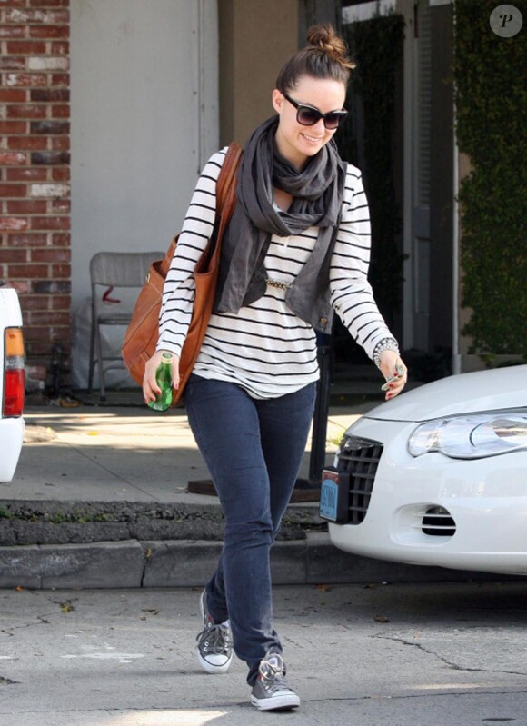 Olivia Wilde toute jolie mais casual pour faire ses courses à L.A le 19 avril 2011.