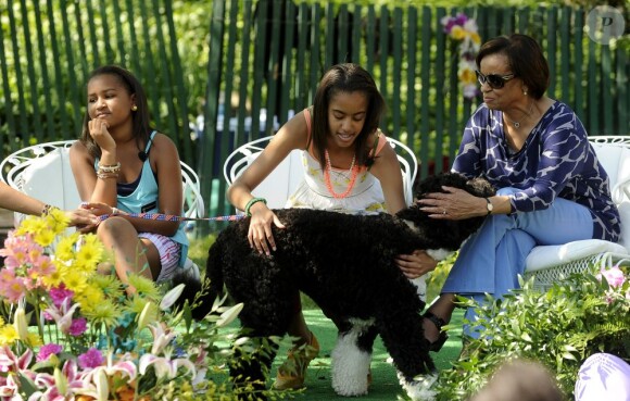 Fête de Pâques à la Maison Blanche, à Washington, le 25 avril 2011 - Ici Sasha et Malia Obama et leur chien Bo