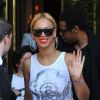 Beyoncé et son mari Jay-Z sortent de leur hôtel Le Meurice pour quitter Paris, le 26 avril 2011