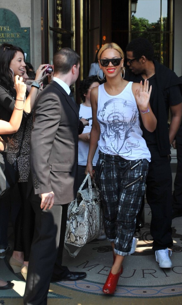 Beyoncé et son mari Jay-Z sortent de leur hôtel Le Meurice pour quitter Paris, le 26 avril 2011