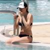 Elsa Pataky se désaltère au bord de la piscine... Quelle chance ! Miami, 7 avril 2011