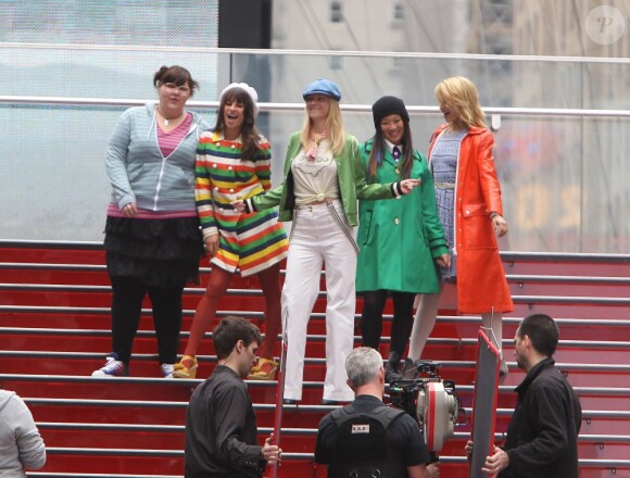 Les comédiennes de la série Glee tournent une scène à Times Square (New York), lundi 25 avril.