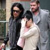 Katy Perry sort de son appartement new-yorkais en se cachant derrière son mari Russell Brand. New York, 8 avril 2011