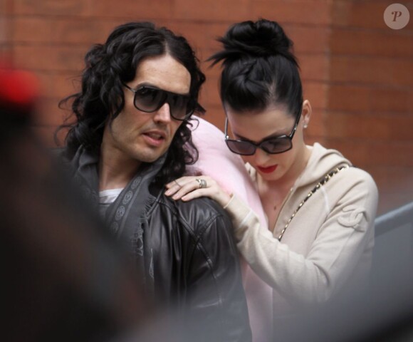 Katy Perry a fait de son mari Russell Brand son nouveau bodyguard ! New York, 8 avril 2011