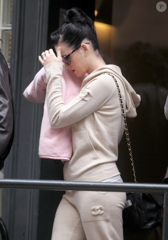Un maquillage parfait avec un look sporty chic... Mais que ce passe-t-il Katy Perry ? New York, 8 avril 2011