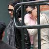 Lunettes de star et sacs griffés... Katy Perry et Russell Brand se la jouent tendance. New York, 8 avril 2011