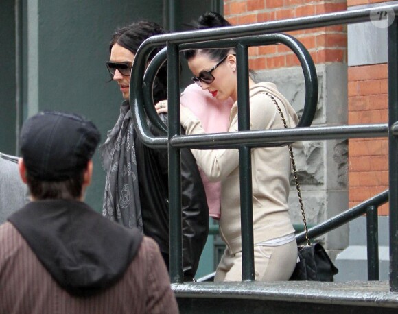 Lunettes de star et sacs griffés... Katy Perry et Russell Brand se la jouent tendance. New York, 8 avril 2011