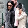 Apparemment, Katy Perry ne veut pas dévoiler son joli visage... Dommage ! New York, 8 avril 2011